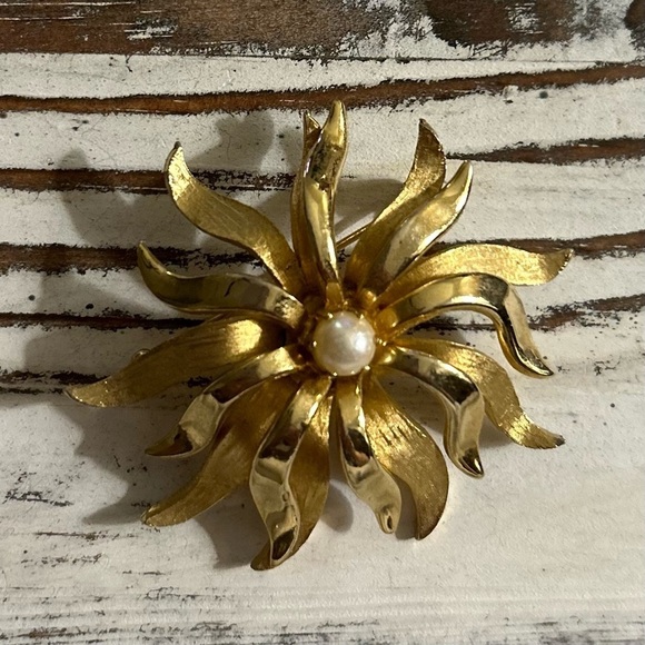 Vintage Gold Tone Flower Brooks Brooch Signed - Picture 9 of 10